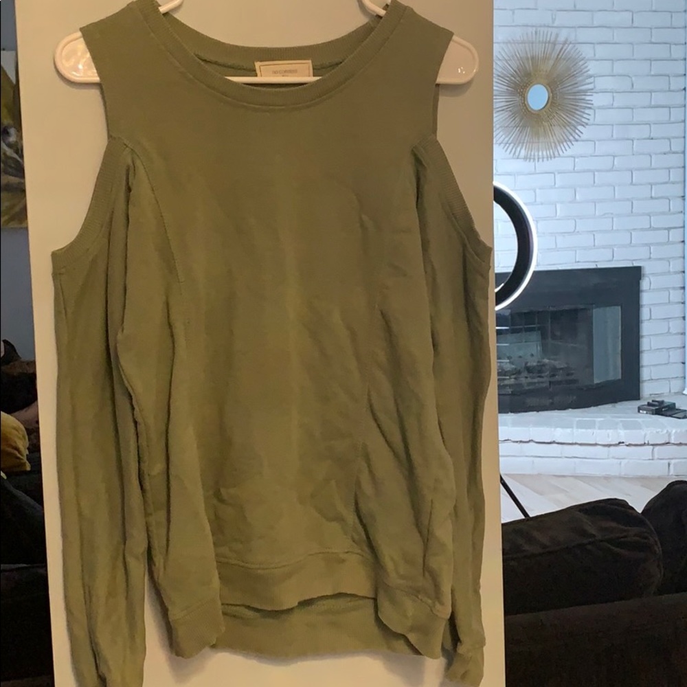 💚cold shoulder shirt